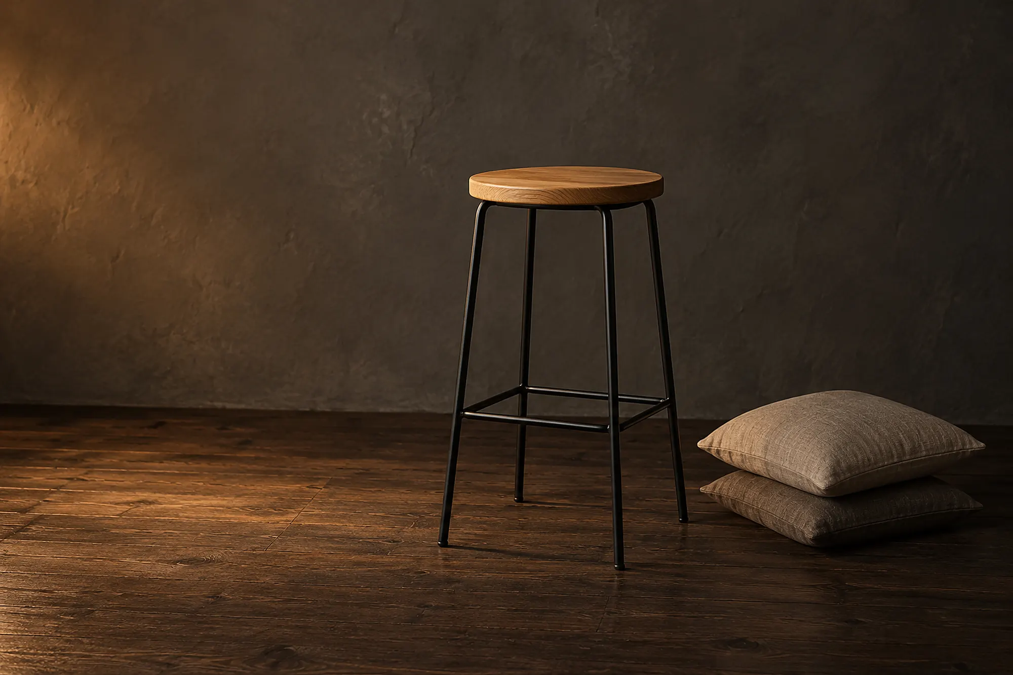 Ein hoher Hocker mit schwarzem Eisengestell und runder Sitzfläche aus geölter Eiche